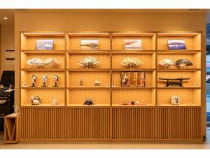 ein Regal mit Vasen und anderen Gegenständen darauf in der Unterkunft hotel MONday Tokyo Nishikasai in Tokio