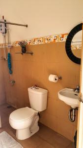 La salle de bains est pourvue de toilettes et d'un lavabo. dans l'établissement Carlo'S Place, à Dumaguete