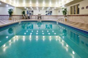 een groot zwembad met verlichting in een hotel bij Holiday Inn Express Hotel & Suites Grand Forks, an IHG Hotel in Grand Forks