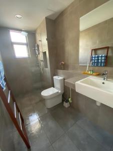 uma casa de banho com um WC e um lavatório em kuantan staycationtimurbay em Kuantan