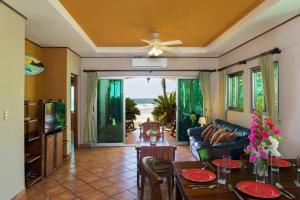 uma sala de estar com um sofá e uma mesa em Villas Iguana A-2 Beachfront Condo em Rivas