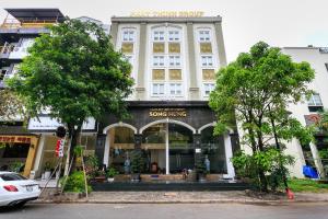 un grand bâtiment blanc avec un magasin de musique dans l'établissement Song Hưng Hotel & Serviced Apartments - Căn hộ Dịch vụ & Khách sạn, à Hô-Chi-Minh-Ville
