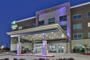 een weergave van de voorkant van een hotel bij Holiday Inn Express & Suites - Houston East - Beltway 8, an IHG Hotel in Cloverleaf