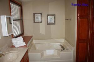 ein Badezimmer mit einer Badewanne und einem Waschbecken in der Unterkunft Lumbermen's Village in Pinetop-Lakeside