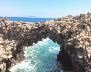 skalny most nad wodą blisko oceanu w obiekcie Alelo's house Lanzarote disconnection near of the sea w mieście Orzola