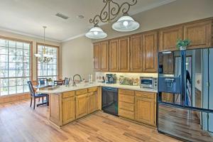 Η κουζίνα ή μικρή κουζίνα στο Large Waterfront Lake Palestine Home with Deck, Dock
