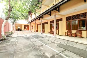 an empty street in front of a building at Hotel Bungurasih Syariah in Bungurasih