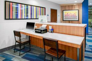 TV a/nebo společenská místnost v ubytování Holiday Inn Express & Suites - Houston NW - Cypress Grand Pky by IHG