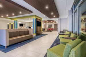 Lobbyen eller receptionen på Holiday Inn Express & Suites Lake Havasu - London Bridge, an IHG Hotel