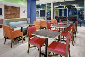 Posezení v ubytování Holiday Inn Express & Suites - Houston NW - Cypress Grand Pky by IHG