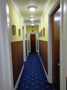 un pasillo de un hospital con un pasillo en Strathness House en Inverness