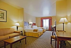 Voodi või voodid majutusasutuse Holiday Inn Express Hotel & Suites Levelland, an IHG Hotel toas