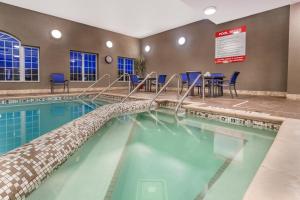 Swimmingpoolen hos eller tæt på Holiday Inn Express Hotel & Suites Eau Claire North, an IHG Hotel
