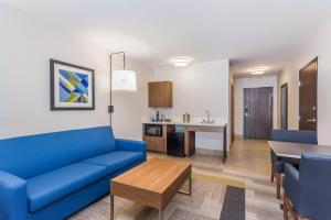 Гостиная зона в Holiday Inn Express Hotel & Suites Eau Claire North, an IHG Hotel