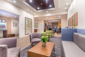 Ruang duduk di Holiday Inn Express Hotel & Suites Eau Claire North, an IHG Hotel
