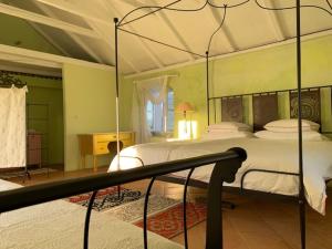 1 Schlafzimmer mit 2 Betten und einem Himmelbett in der Unterkunft Sea View Villa Dvori Sv. Jurja in Jelsa