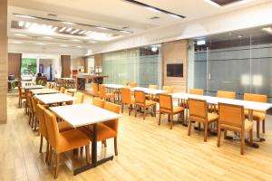 三宝垄新邦利马快捷假日酒店餐厅或其他用餐的地方