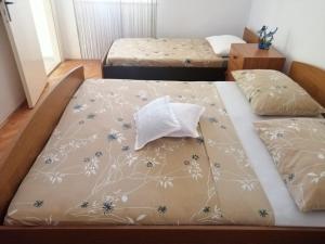 2 Betten in einem Zimmer mit 2 Matratzen in der Unterkunft Apartments Anka - comfortable and affordable in Marina