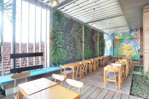 三宝垄新邦利马快捷假日酒店餐厅或其他用餐的地方