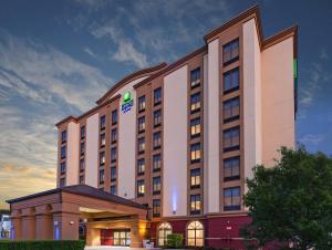uma representação da frente de um hotel em Holiday Inn Express & Suites Houston - Memorial Park Area, an IHG Hotel em Houston