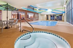 ディルズボロにあるHoliday Inn Express & Suites Sylva / Dillsboro, an IHG Hotelのホットタブ付きのホテルルームのプールを利用できます。
