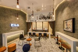 אזור ישיבה ב-ビル泊 -Birupaku Decentralized Hotel-
