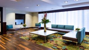 พื้นที่นั่งเล่นของ Holiday Inn Hotel & Suites Warren, an IHG Hotel