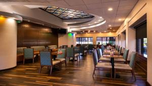 ウォーレンにあるHoliday Inn Hotel & Suites Warren by IHGのステンドグラスの天井のダイニングルーム(テーブル、椅子付)