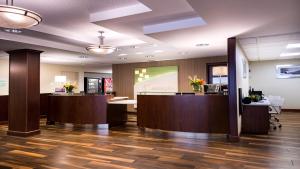 ein Büro mit einer Rezeption und einer Lobby in der Unterkunft Holiday Inn Hotel & Suites Warren by IHG in Warren + 37 Fotos