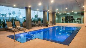 Bazén v ubytování Holiday Inn Express & Suites Chihuahua Juventud by IHG nebo v jeho okolí