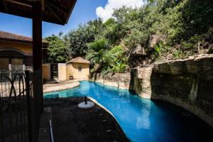 6 Bedroom Tuscan Styled Home in Umdloti Beach 내부 또는 인근 수영장