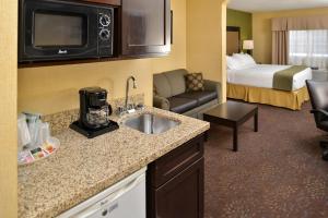 Ett kök eller pentry på Holiday Inn Express Hotel & Suites Charlotte, an IHG Hotel