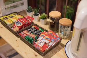 a table with a basket of chips and other snacks at Primmalyn บ้านพริมมาลีณ in Chiang Khan