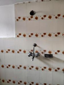 baño con aves marrones en la pared en Beehive Hostel Kathmandu, en Katmandú