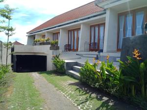 una casa con un garaje delante en Bali Paranes, en Nusa Dua