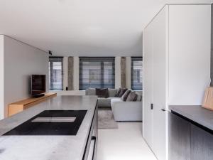 een keuken en een woonkamer met een bank en een tafel bij Maison N in Gent