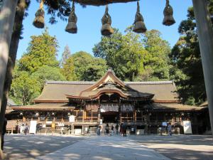 un templo en un parque con gente caminando alrededor en Itaniya, en Sakurai