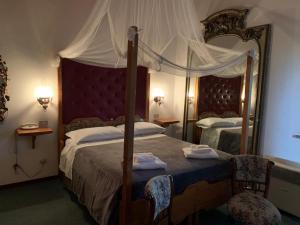 Un pat sau paturi într-o cameră la Hotel Ficocle
