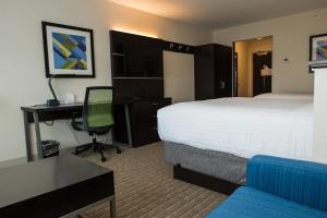 Postel nebo postele na pokoji v ubytování Holiday Inn Express & Suites - Marietta, an IHG Hotel