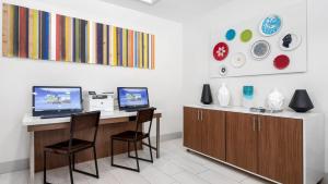 TV a/nebo společenská místnost v ubytování Holiday Inn Express Hotel and Suites Conroe by IHG + 35 fotografií