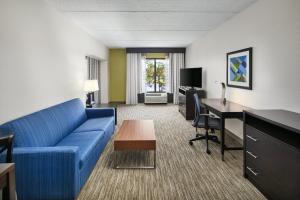 O zonă de relaxare la Holiday Inn Express & Suites Jacksonville South East - Medical Center Area, an IHG Hotel