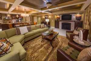 una gran sala de estar con sofás y chimenea. en Holiday Inn Club Vacations Smoky Mountain Resort, an IHG Hotel, en Gatlinburg