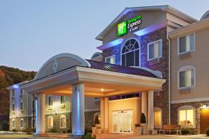 Un hotel con un cartel en la entrada. en Holiday Inn Express and Suites Meriden by IHG, en Meriden