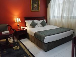 Postel nebo postele na pokoji v ubytování Al Maha Regency Hotel Suites - Managed by Aoudi Consultants