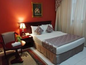 Postel nebo postele na pokoji v ubytování Al Maha Regency Hotel Suites - Managed by Aoudi Consultants