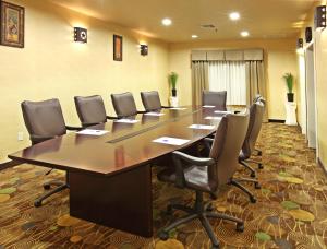 una sala de conferencias con una mesa grande y sillas en Holiday Inn Express Hotel & Suites Marshall, an IHG Hotel, en Marshall