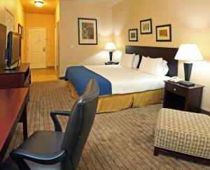 Holiday Inn Express Hotel & Suites Marshall, an IHG Hotel tesisinde bir odada yatak veya yataklar