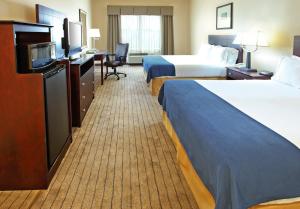Llit o llits en una habitació de Holiday Inn Express Hotel & Suites Marshall, an IHG Hotel