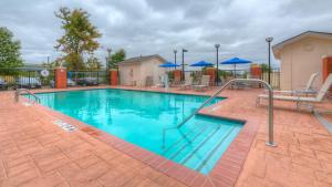 una piscina de agua azul en un edificio en Holiday Inn Express Hotel & Suites Memphis Southwind, an IHG Hotel, en Memphis