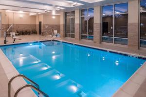 una piscina de agua azul en un edificio en Holiday Inn & Suites - Farmington Hills - Detroit NW, an IHG Hotel en Farmington Hills